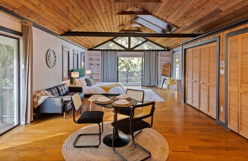 Kissimmee Cabin | Romantic getaway. Cabin w/Indoor Soaking Tub