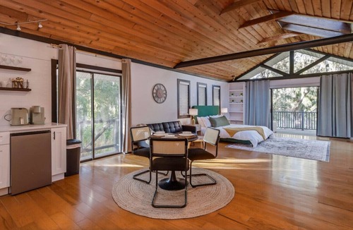 Kissimmee Cabin | Romantic getaway. Cabin w/Indoor Soaking Tub