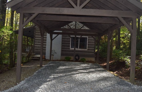 Cashiers Cabin | Rustic Log Cabin- In Town Cashiers- Pet-Friendly!