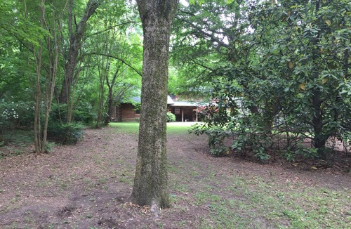 Grenada House | Rustic log cabin with 5 beds in a private setting, minutes Grenada Lake & town.