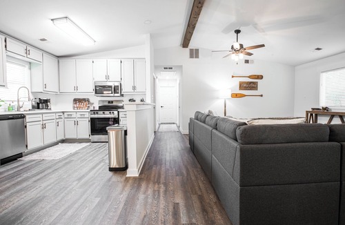 Griffin House | Ruth's Cottage at Addis Acres/Newly Renovated/Firepit/Private Pond/2BR/2BA/Deck