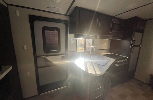 Douglas House | RV in country, 5 mins from town! 1 king, 1 bunk. full bath, WiFi, heat and AC