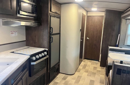 Douglas House | RV in country, 5 mins from town! 1 king, 1 bunk. full bath, WiFi, heat and AC