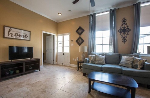 Algiers Point Apartment | Safe Neighborhood 2 Bedroom Apt.