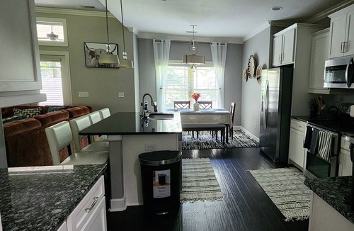 Fleming House | SASA Deer Lodge Superb 6-bedroom house with AC in Richmond Hill Georgia