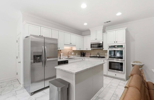 Savannah House | Savannah Luxury: Pool, Golf Simulator, Mini Golf, Karaoke and Game Room