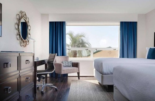 Historic Downtown Savannah Hotel | Savannah Stay | Rooftop Pool View + Dining