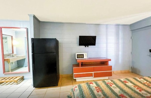 Albany Hotel | Scenic Travel Stay! Room Close to Albany Parks, Shopping & Attraction