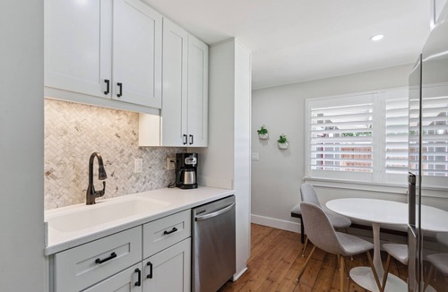East Beach House | Sea Renity sleeps 8, Outdoor TV Room, Heated Pool, Renovated