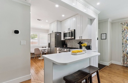 East Beach House | Sea Renity sleeps 8, Outdoor TV Room, Heated Pool, Renovated
