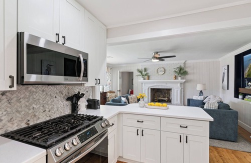 East Beach House | Sea Renity sleeps 8, Outdoor TV Room, Heated Pool, Renovated