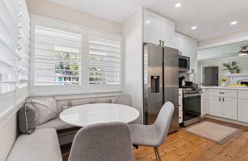 East Beach House | Sea Renity sleeps 8, Outdoor TV Room, Heated Pool, Renovated