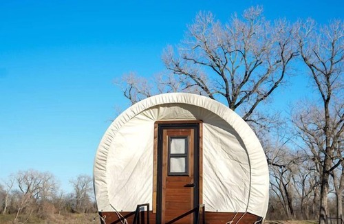 Satin House | Secluded Caravan with Barbecue in Chilton, Texas