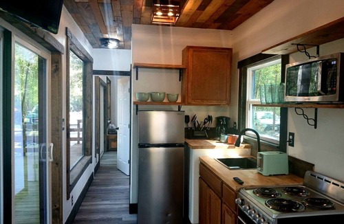 Plantersville Cabin | Secluded Container with BBQ for a Waterfront Retreat, Perfect for Fishing and Roasting S'Mores in Grimes County, Texas