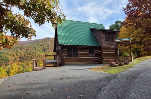 Smoky Mountains Cabin | Secluded Cozy Cabin with Mountain Views, near Pigeon Forge, Gatlinburg, Hot Tub