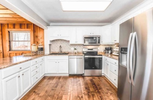Somerset Cabin | Secluded Luxurious Cabin, Sleeps 16, Hot tub Sauna