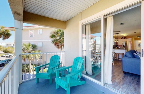 Navarre Beach Condo | Second floor condo with shared pool, high-speed WiFi, and private washer/dryer