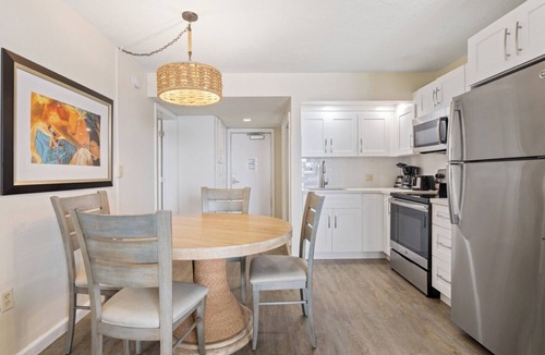 Lower Matecumbe Beach Apartment | Second Floor Den Suite – Sunny Islamorada Escape, Pool, Beach, Marina, Sleeps 6