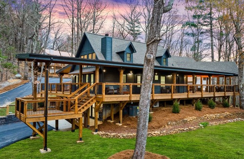 Blairsville House | Second-floor suite with deck, mountain views, firepits, & game room