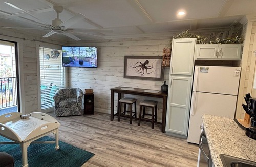 Folly Field Villa | Second Floor Ocean View- Steps from the Beach! 1 Bedroom villa in a gated Resort