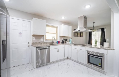 Southwestern House | Serene 3-bedroom house with AC in vibrant Atlanta