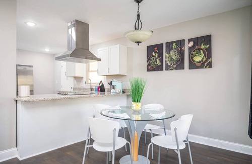 Southwestern House | Serene 3-bedroom house with AC in vibrant Atlanta