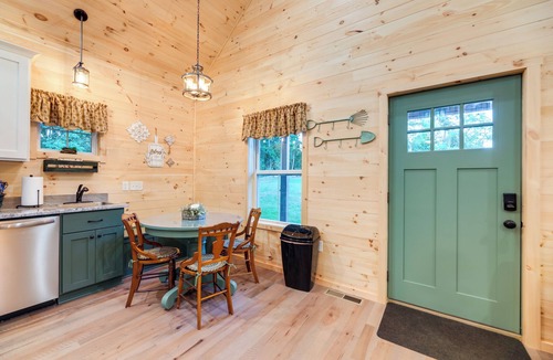 Williamstown Cottage | Serene Kentucky Cabin w/Fireplace + Fire Pit!