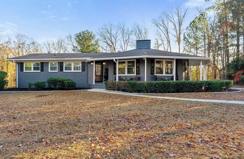 Fayetteville House | Serenity Spot- Charming 3-bedroom house 20 minutes from the Airport.