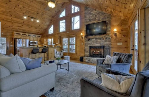 Necowa Cove Cabin | Sharin-A-Lakeview | $250 Off Your Stay!