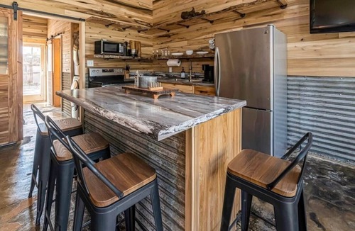 Elizabethtown House | Shawnee Forest, Steps to the River, Tiny Cabin with boutique charm