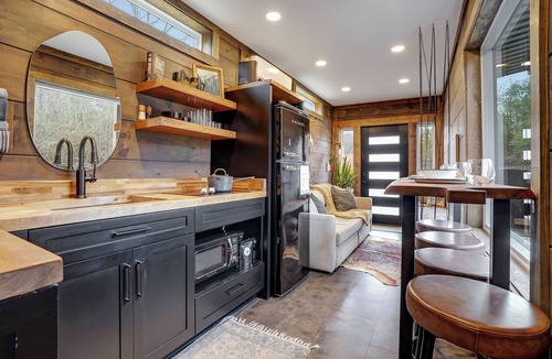 Columbus House | Shipyard 2.0 | Hot Tub, Waterfall with Daybed, Fire Pit + Hammock!
