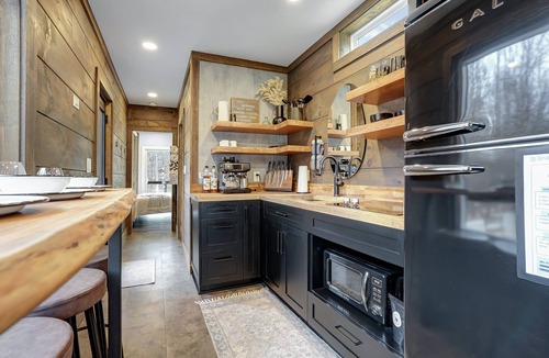 Columbus House | Shipyard 2.0 | Hot Tub, Waterfall with Daybed, Fire Pit + Hammock!