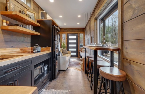 Columbus House | Shipyard 2.0 | Hot Tub, Waterfall with Daybed, Fire Pit + Hammock!