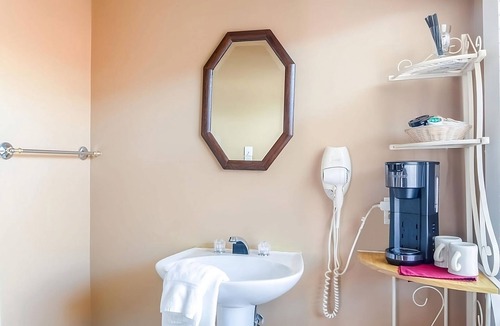 Abbeville House | Short Drive to Greenwood City Garden! FREE Onsite Parking, Breakfast!
