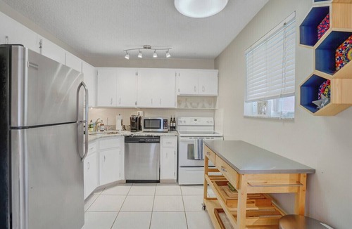 South Palm Park Neighborhood Association Apartment | Short Walk to Beach/Town-Artistic Apt., Gorgeous Garden W/Beautiful Shared Pool