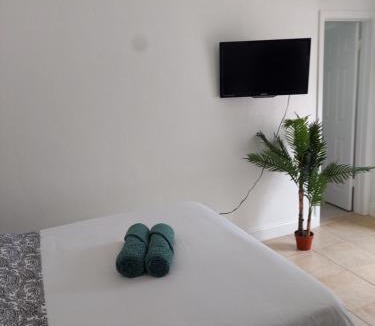 Palm Beach Shores Apartment | Singer Island Inn Studio/Walk to the Beach