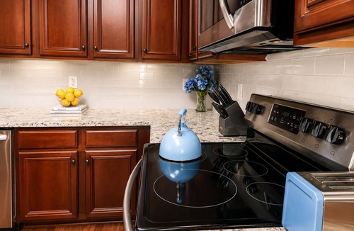 Clarkdale House | SkyCharge Suites. 15 Min to ATL Airport. EV Charger. Sleeps 6. Spacious Retreat