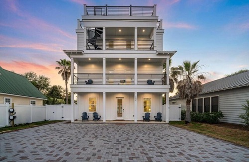 Crystal Beach House | Skyline Rooftop Deck! Golf Cart Rental Available!