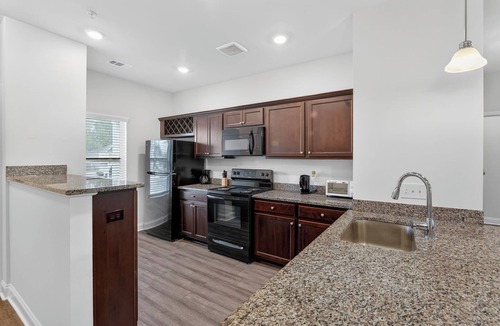 Savannah Apartment | Sleek Apartment With Fitness Center