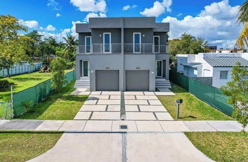 Allapattah House | Sleek & Modern Townhome & Shared Backyard Oasis