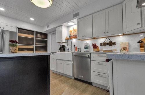 Largo House | sleep 18, Heated Pool, Tiki, 5 min to Beach, Kayak