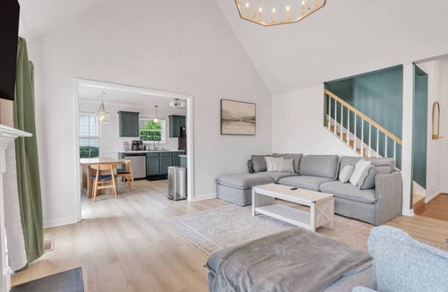 Spring Hill House | Sleeps 10, Putt Putt Course, Arcades & Cul-de-sac
