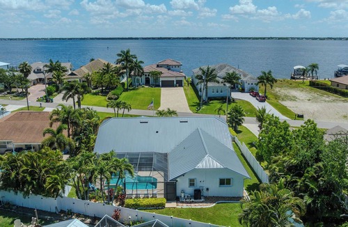 Caloosahatchee Villa | Sleeps up to 10 - game room - pool with hot tub - Stars Vacation Rentals