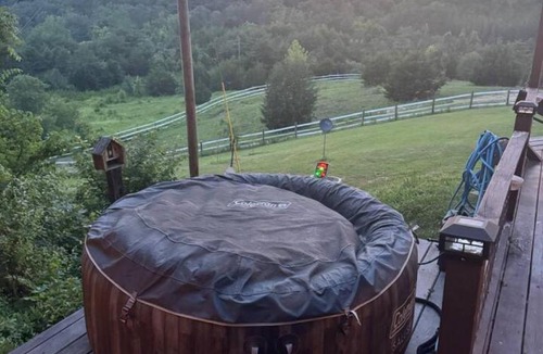 Madisonville Apartment | Sleepy Valley Cabin with Hot Tub & Scenic Views