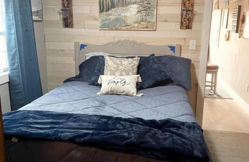 Madisonville Apartment | Sleepy Valley Cabin with Hot Tub & Scenic Views