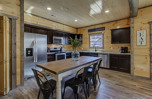 Sevierville Cabin | So READY to host you!REDUCED RATES!Close to DW & Cal Ripken Fields! Perfection!