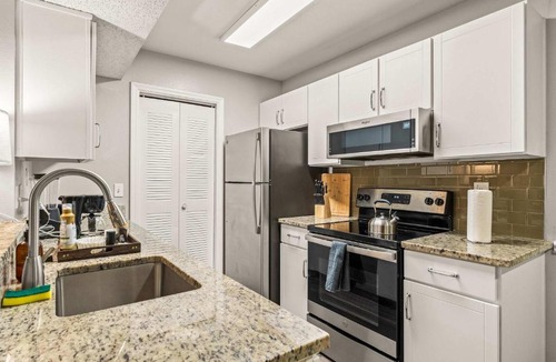 Kirkman North Apartment | Solara Apartments Spacious 2BR Apartment Sleeps 6 Pet-Friendly