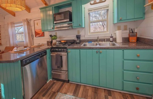 Lookout Valley Neighborhood Association Cabin | Sophie Cabin Bright Tiny Log Charm Close to Dwntwn