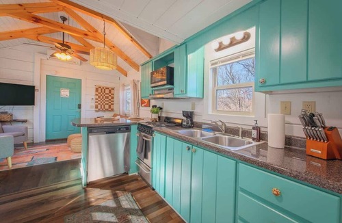 Lookout Valley Neighborhood Association Cabin | Sophie Cabin Bright Tiny Log Charm Close to Dwntwn