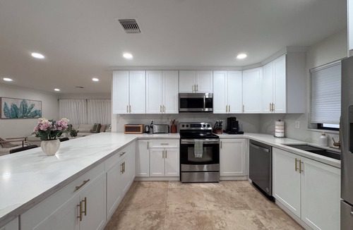 Oakland Park Villa | ★ Sophisticated 3BR Palm Villa with Private Heated Pool - 25 min to FIFA!